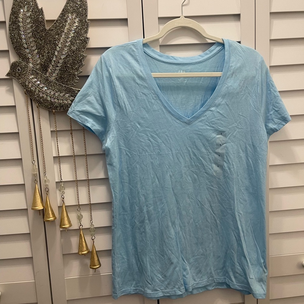 🌟 3 for $25 GAP Light Blue V-Neck Short Sleeve Tee